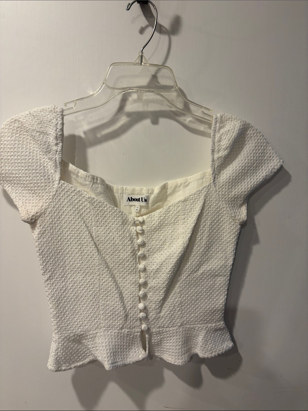 About Us White Textured Button-Front Peplum Top XS short sleeve